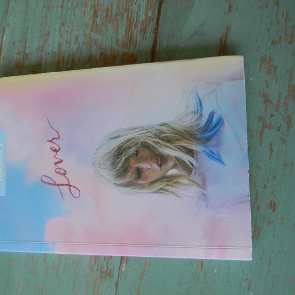 LOT OF 5 TAYLOR SWIFT MAGAZINE/BOOK LOT ERAS TOUR GUIDE LOVER FACTS GOLDEN - Picture 5 of 12